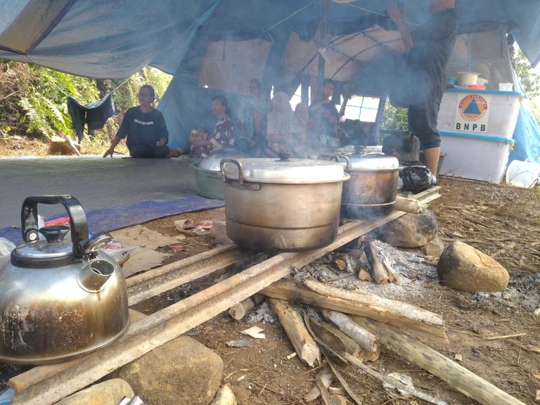 Tungku Masak Pengungsi Banjir
