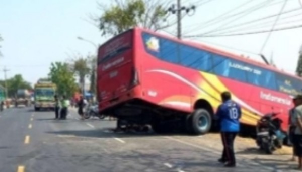 Bus Masuk Parit