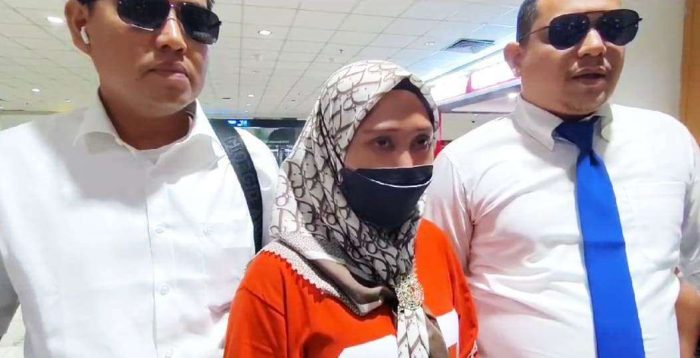 Fauziah Fadilah korban penyekapan di Malaysia tiba di Bandara Kualanamu Deli Serdang, Senin (2/10/2023) malam. Ia didampingi pengacaranya.