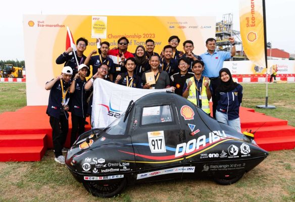 Dengan slogan "Doa Ibu" Tim Sapuangin ITS bersama dosen pembimbing, Dr Ir Wityanto MEngSc, di gelaran Shell Eco-Marathon (SEM) World 2023 10-12 Oktober 2023