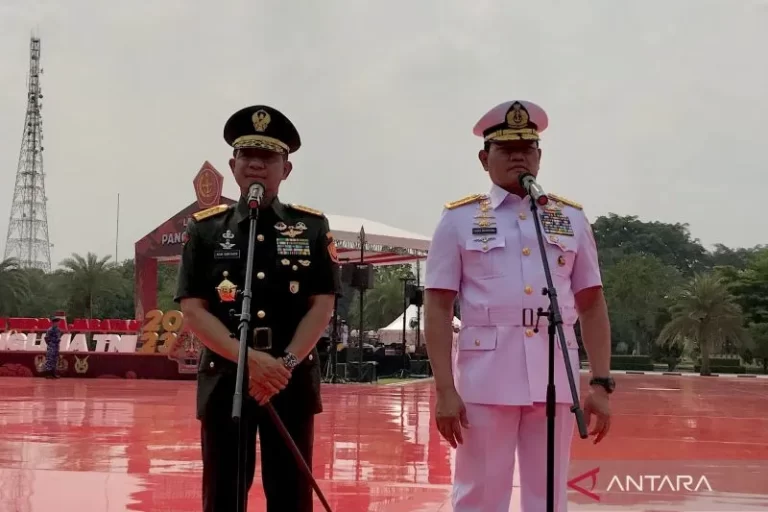 Panglima TNI Jenderal TNI Agus Subiyanto (kiri) dan Laksamana TNI Yudo Margono