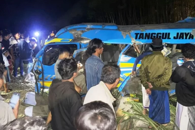 Kereta Tabrak Elf