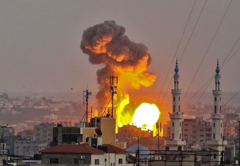 Asap membumbung di Jalur Gaza yang terkena serangan rudal Israel