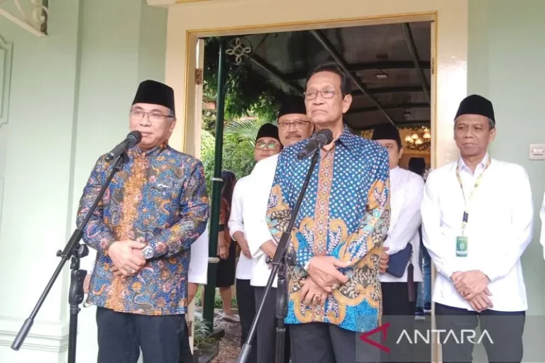 Ketua Umum PBNU KH Yahya Cholil Staquf (kiri) bersama Gubernur DIY Sri Sultan Hamengkubuwono X