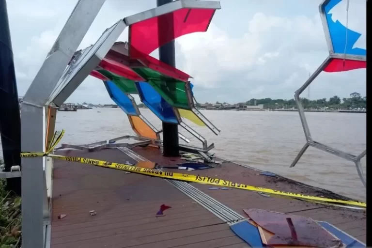 Kapal Tabrak Dermaga