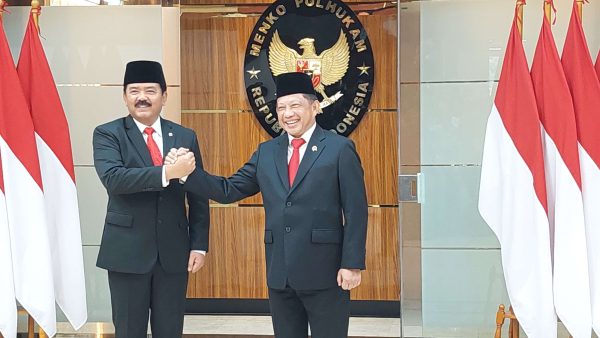 Menko Polhukam Hadi Tjahjanto (kiri) saat serah terima jabatan oleh Plt Menko Polhukam Tito Karnavian di Kemenko Polhukam, Jakarta, Rabu (21/2/2024) (Foto: rri.co.id/Denisa Tristianty)