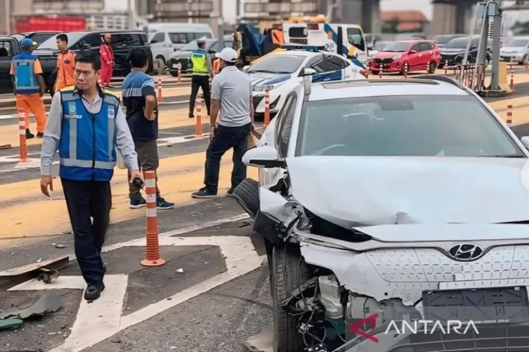 Tabrakan Beruntun Tol Halim