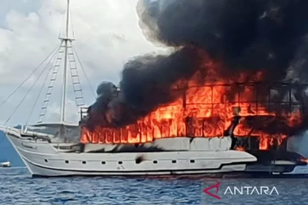 Kapal Pesiar Terbakar