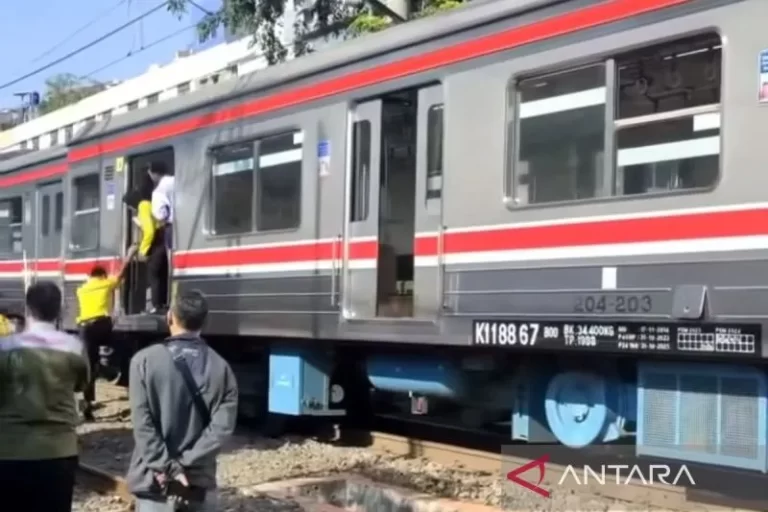 Commuter Line Anjlok