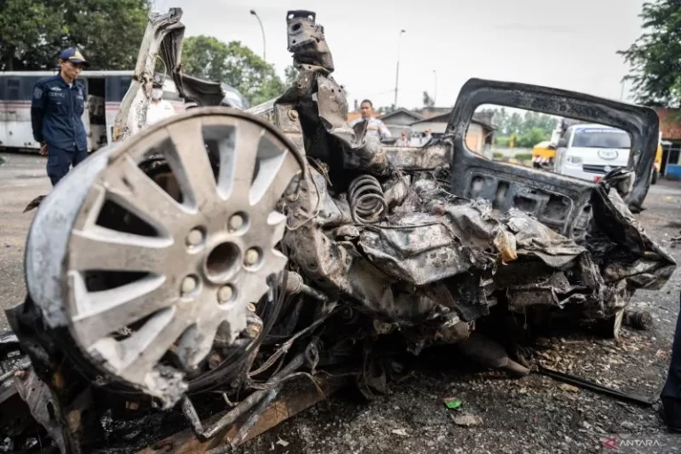Kecelakaan Mobil Terbakar