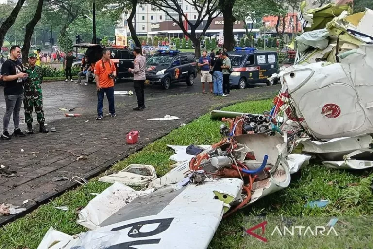 Pesawat Jatuh