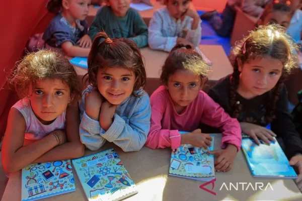 Sekolah-tenda-untuk-anak-Palestina-di-Rafah-030524-Xinhua-1.jpg