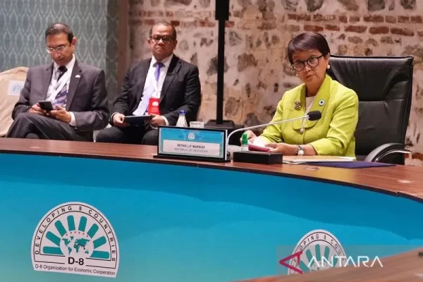 Menlu Retno