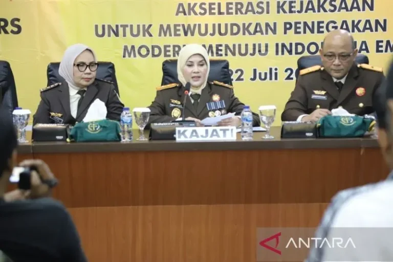 Kajati Jatim Mia Amiati