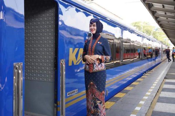 Pramugari Prami Kereta Api