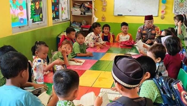 Polisi Mengajar Mengaji