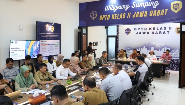 Ketua DPRD Jabar Buky Wibawa