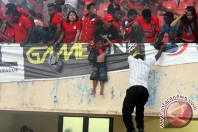Bentrok suporter sepak bola