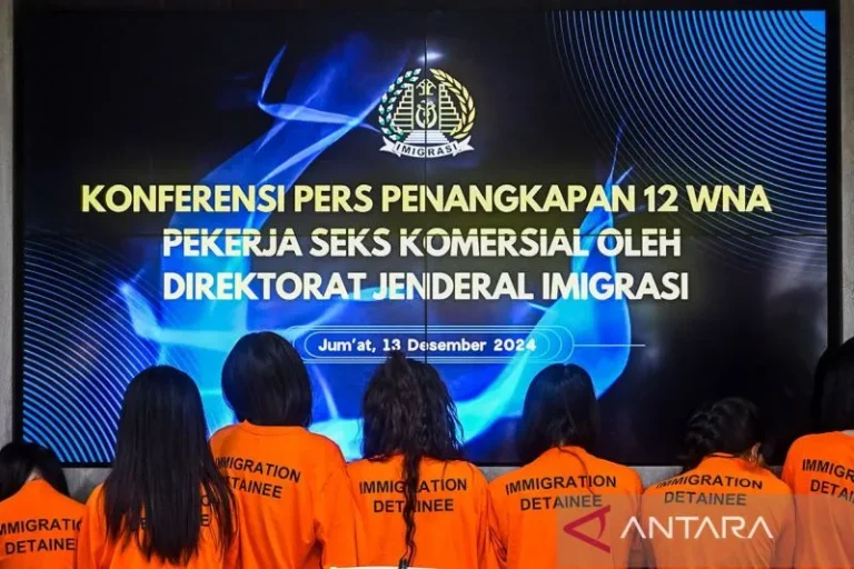 Ditjen-Imigrasi-amankan-12-WNA-diduga-PSK-131224-RIV-4_1.jpg