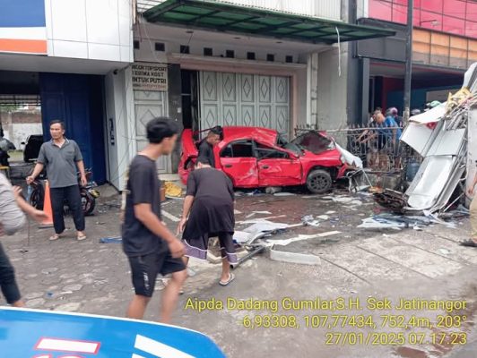 Mobil Tabrak Beruntun