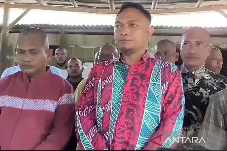 Warga Tangerang Gugat Pagar Laut