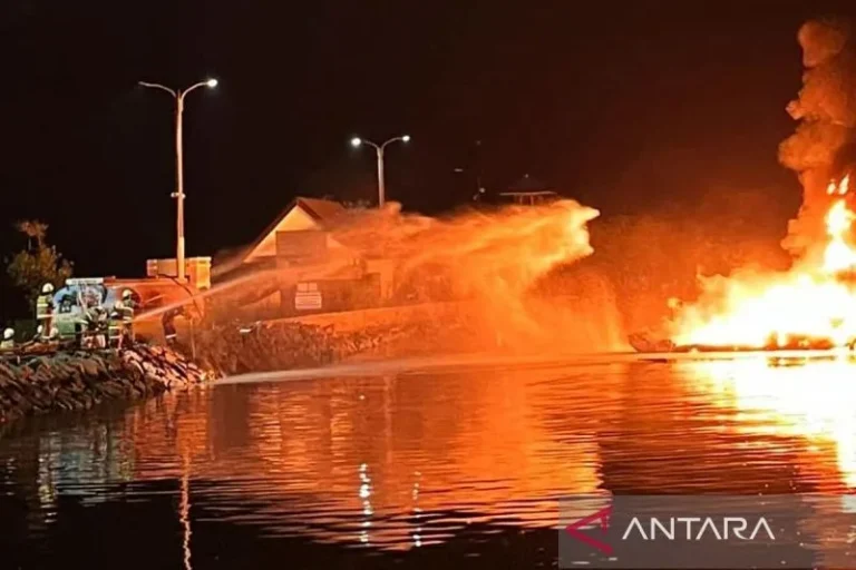 Kapal Ancol Terbakar