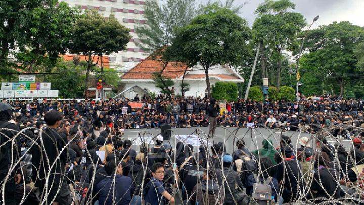 Mahasiswa Surabaya Tolak UU TNI