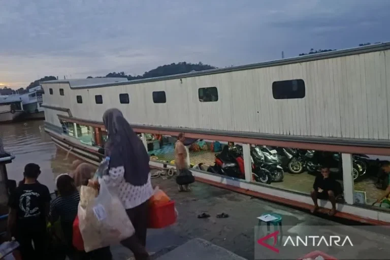 Kapal Mudik Dermaga Mahakam Ulu