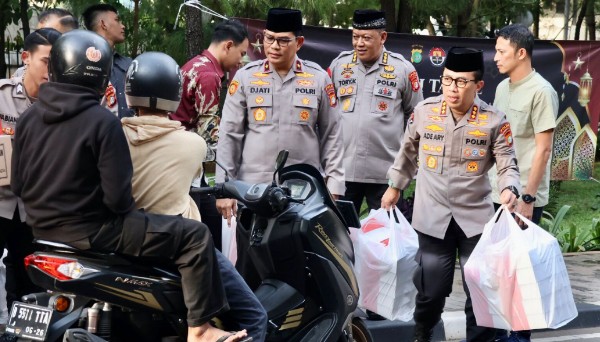 Polda Berbagi Takjil