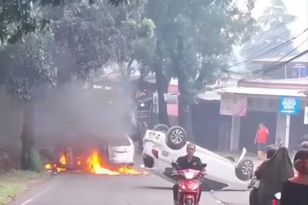 Mobil Polisi Dibakar