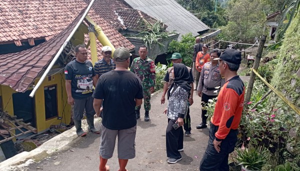 Tanah Bergerak Brebes