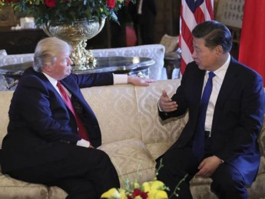 Presiden AS Donald Trump bersama Presiden Tiongkok Xi Jinping.