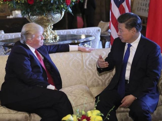 Presiden AS Donald Trump bersama Presiden Tiongkok Xi Jinping.