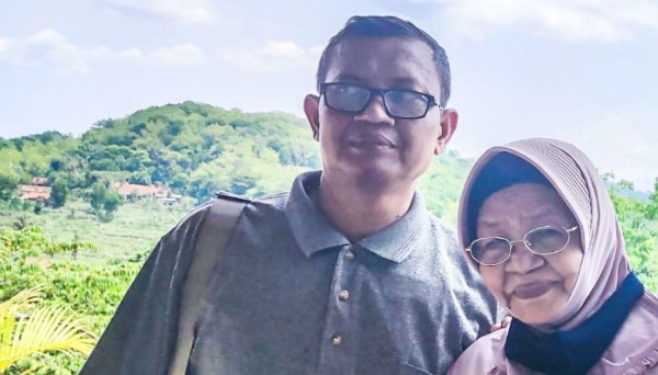 Prof. Triyo dengan ibu kandung