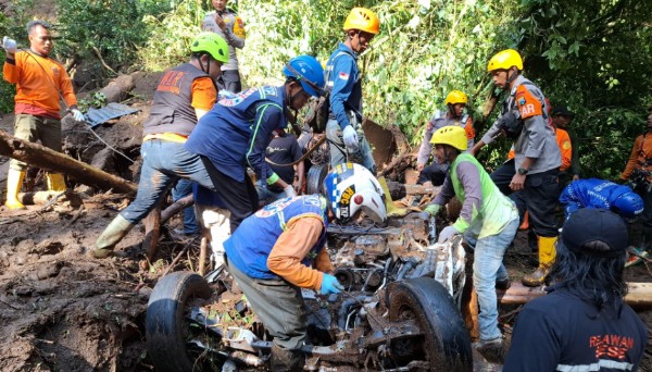 Mobil Tertimbun Longsor