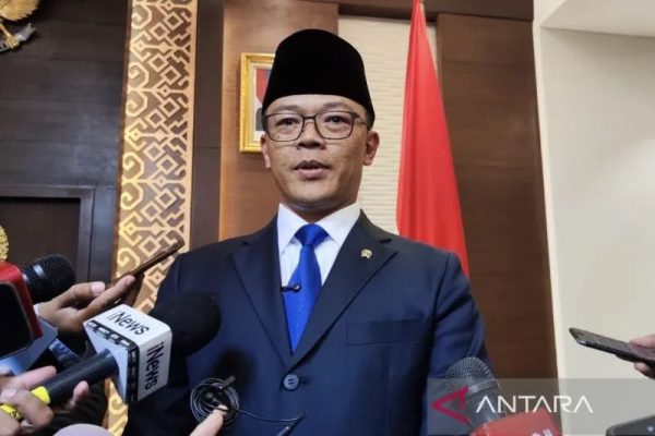 Menteri Luar Negeri Sugiono