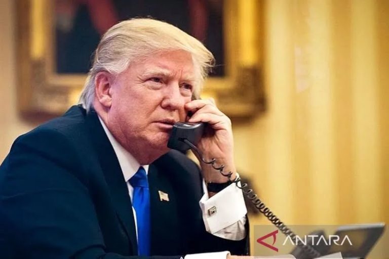 Donald Trump Menelpon