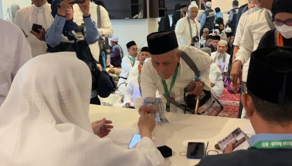 Jemaah haji asal Aceh tengah menerima uang hasil hasil dari wakaf produktif Baitul Asyi