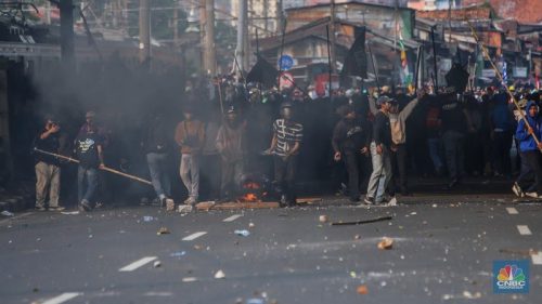 Rakyat Demo DPR Bentrok dengan Aparat