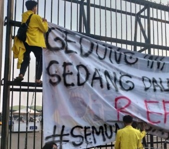 Aksi mahasiswa di DPR RI