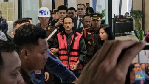 Nadiem Pakai Rompi Pink