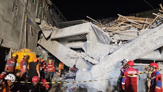 pondok pesantren Al Khozyni