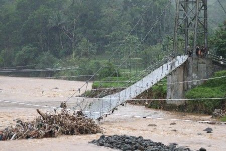 Jembatan Gantung Garut Putus