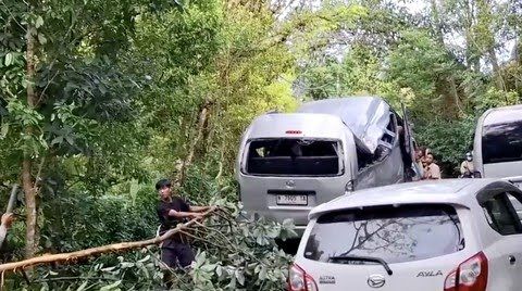 Minibus Rombongan China