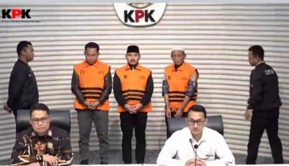 Ade Kuswara dan Abah Kunang Diborgol