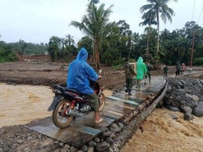 Pendistribusian logistik melalui jembatan darurat menghubungkan Jorong kayu Pasak Tengah dan daerah Sikabau Jorong Kayu Pasak Selatan, Nagari Salareh Aia, Kecamatan Palembayan, Kabupaten Agam, Aceh, Rabu (10/12/2025). Transindonesia.co /Ist