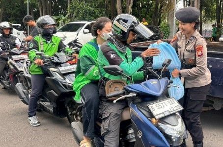 Polda Metro Jaya berbagi Jum’at Peduli paket sembako untuk pengemudi ojek online dan Pegawai Harian Lepas di wilayah Jabodetabek, Jumat (12/12/2025). Transindonesia.co /Ismail