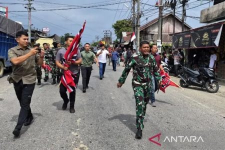 Danrem Lilawangsa Kolonel Inf Ali Imran (kanan) bersama prajurit TNI AD saat membubarkan aksi massa pembawa bendera GAM