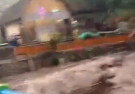 Banjir Bandang Terjang Kawasan Wisata Guci Tegal