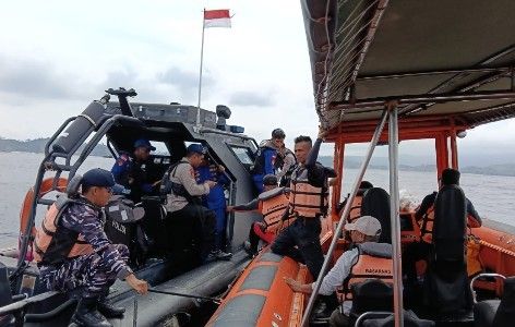Pencarian kapal wisata Phinisi Putri Sakina